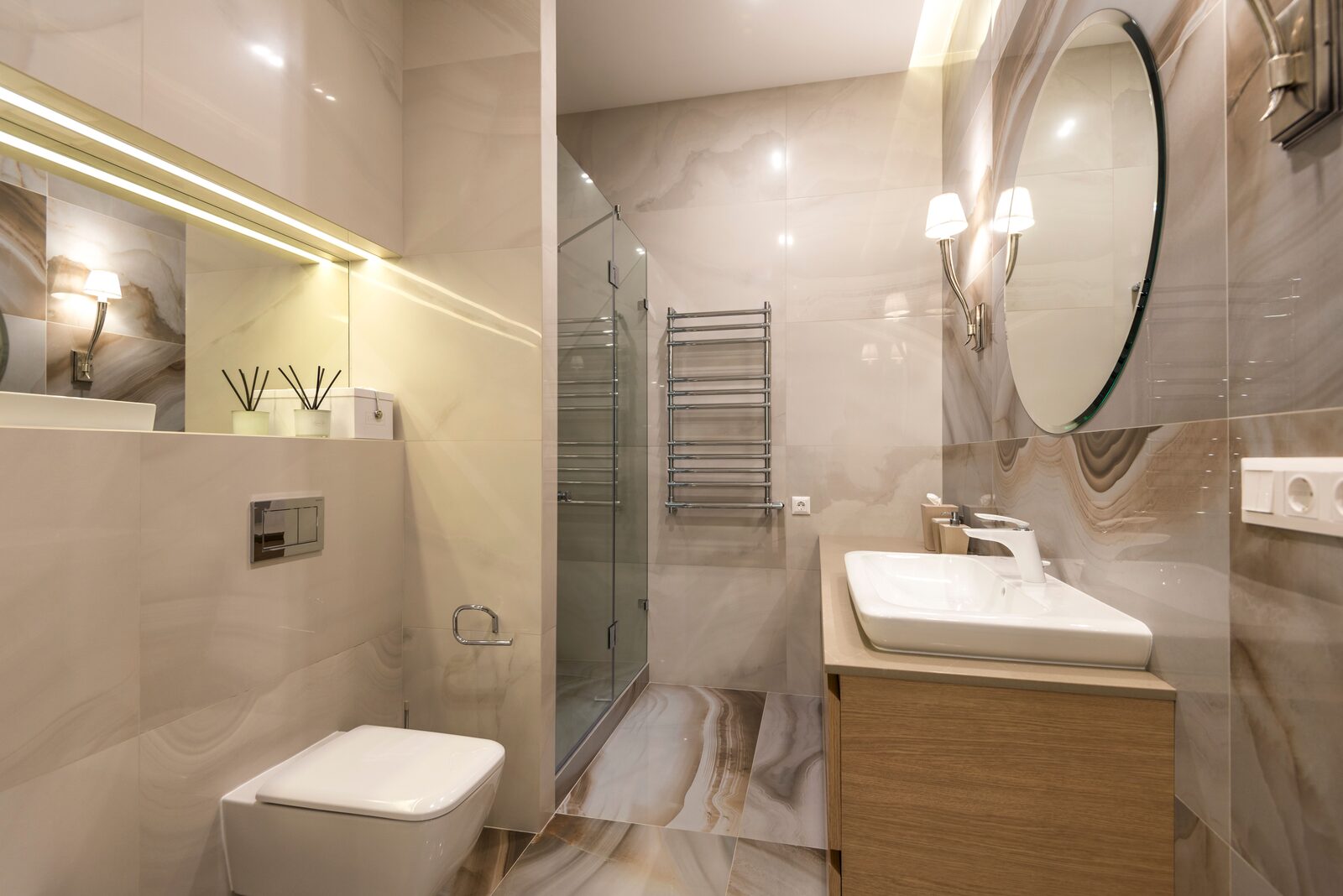 Moderne badkamer met glazen douche en marmer