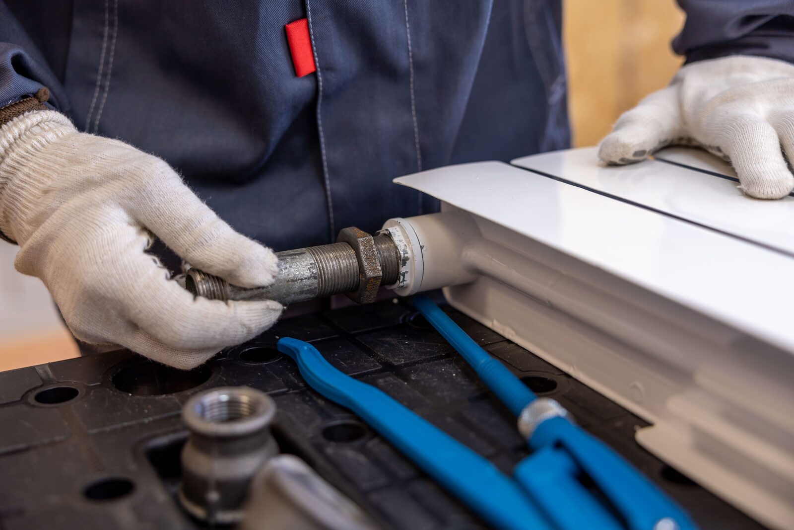 Loodgieter monteert stalen leidingwerk